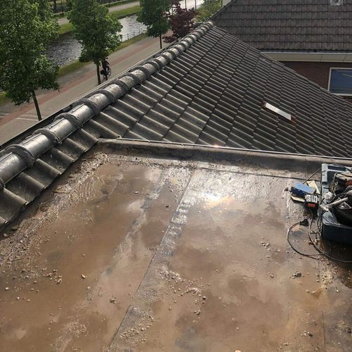 Een oude dakkapel met lekkages Een oude dakkapel in Middelharnis